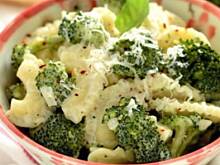 Fot. MagielKuchenny, Kolanka w sosie serowym z brokułami