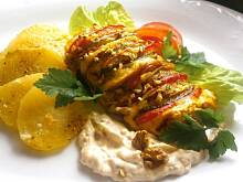 Fot. Magdalena Ssk, Pierś z kurczaka z wędzonym serem i warzywami z dodatkiem sosu czosnkowo-orzechowego