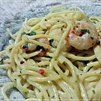 makaron w sosie serowym z krewetkami