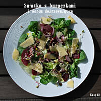 Sałatka z buraczkami i serem dojrzewającym