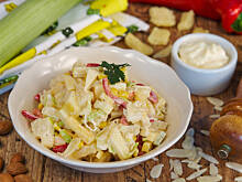 Fot. Wkn, Sałatka serowo-ananasowa