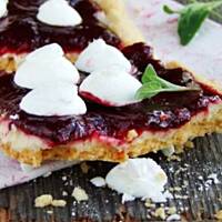 Mazurek wiśniowy z kremem kokosowym 