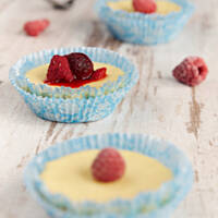 Mini serniczki z sosem malinowym