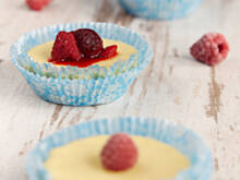 Fot. Wkn, Mini serniczki z sosem malinowym