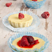 Mini serniczki z sosem malinowym