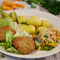 Obiadowa marchewka z groszkiem z zasmażką i posypką serową