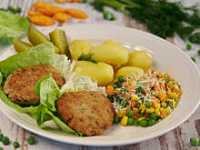 Fot. Wkn, Obiadowa marchewka z groszkiem z zasmażką i posypką serową