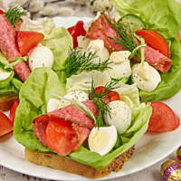 Kanapki z jajeczkami przepiórczymi i salami