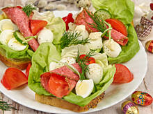 Fot. Wkn, Kanapki z jajeczkami przepiórczymi i salami