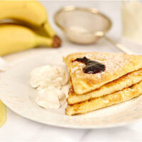 Omleciki biszkoptowe - miękkie i bardzo delikatne, z bitą śmietaną i dżemem.