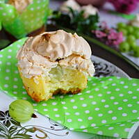 Mini serniczki z agrestem i bezową czapką