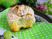 Fot. Mloda, Mini serniczki z agrestem i bezową czapką