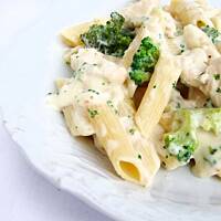 penne z sosem serowo-brokułowym... 