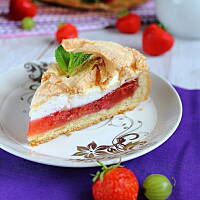 Ciasto truskawkowo - agrestowe z bezą