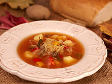 Fot. Wkn, Kapuśniak pomidorowy z pieczoną papryką