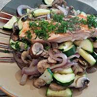 Ryba z czerwoną cebulą, pieczarkami i cukinią