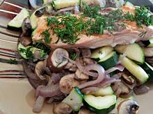 Fot. ekkore, Ryba z czerwoną cebulą, pieczarkami i cukinią