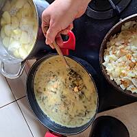 Zupa szczawiowa osobno kartofle 