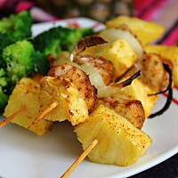 Szaszłyki z kurczakiem i ananasem