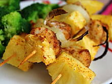 Fot. Mloda, Szaszłyki z kurczakiem i ananasem