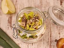 Fot. Wkn, Śledź w śmietanie z jabłkiem i porem