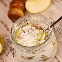 Śledź w śmietanie z jabłkiem i porem