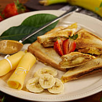 Tosty z truskawkami i masłem orzechowym