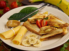 Fot. Wkn, Tosty z truskawkami i masłem orzechowym