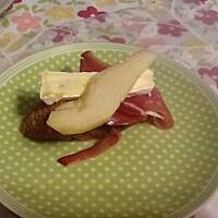 Grzanki z camembertem i szynka parmenska 