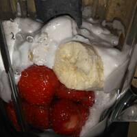 Koktajl z truskawkami, bananem i mlekiem kokosowym