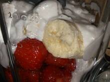 Fot. Wróbelek, Koktajl z truskawkami, bananem i mlekiem kokosowym