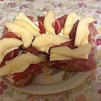 Grzanki z camembertem i szynka parmenska 