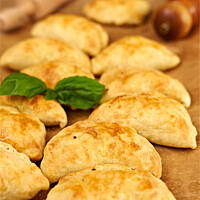 Pieczone pierożki drożdżowe z kapustą lub innym ulubionym farszem