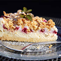 Sernik kruszonkowy z pianką i owocami