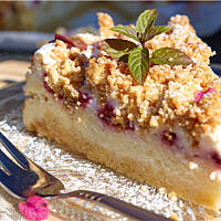 Sernik kruszonkowy z pianką i owocami