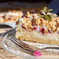 Sernik kruszonkowy z pianką i owocami