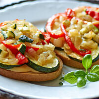 Chlebowe grzanki z cebulą i cukinią