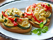 Fot. Wkn, Chlebowe grzanki z cebulą i cukinią