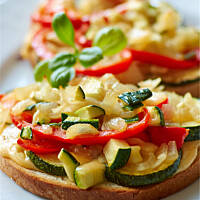 Chlebowe grzanki z cebulą i cukinią