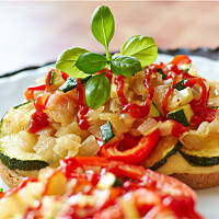 Chlebowe grzanki z cebulą i cukinią