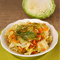 Młoda kapusta duszona na maśle