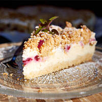 Sernik kruszonkowy z pianką i owocami