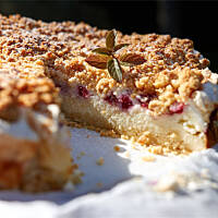 Sernik kruszonkowy z pianką i owocami