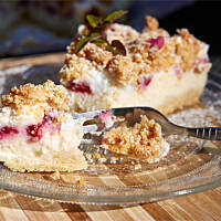 Sernik kruszonkowy z pianką i owocami