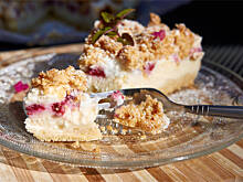 Fot. Wkn, Sernik kruszonkowy z pianką i owocami