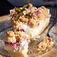 Sernik kruszonkowy z pianką i owocami