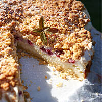 Sernik kruszonkowy z pianką i owocami