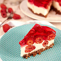 Sernik malinowy na ciasteczkowym spodzie