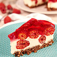 Sernik malinowy na ciasteczkowym spodzie