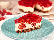 Fot. Wkn, Sernik malinowy na ciasteczkowym spodzie